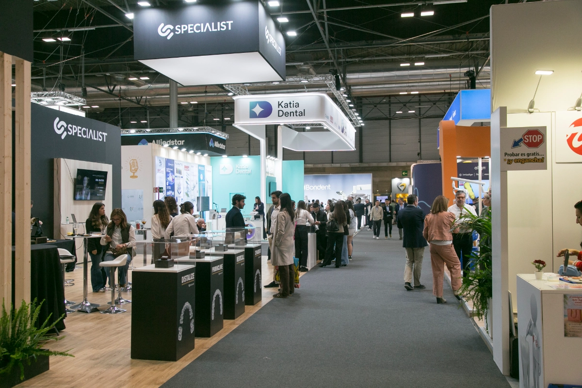 Pasillos de la feria con visitantes