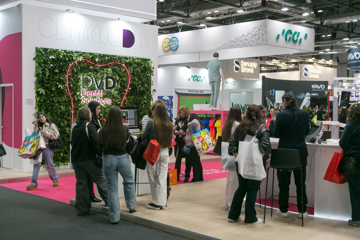 Stand con muchos visitantes de la feria.