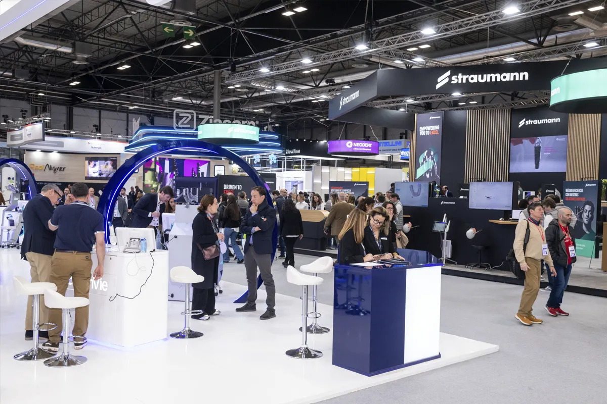 Vista de un stand con visitantes.