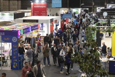 aspecto parcial pabellón con feria