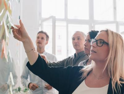 Chica cogiendo postit de la pared