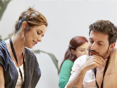 Dos personas hablando