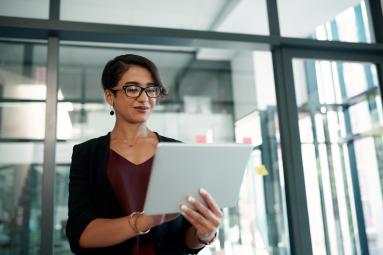 Imagen de una mujer emprendedora trabajando con su dispositivo móvil