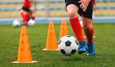 Imagen de unos niños jugando al fútbol en una escuela de fútbol