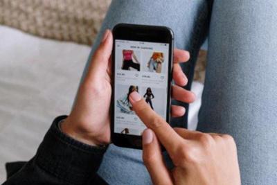 Imagen de una persona comprando moda online por el móvil