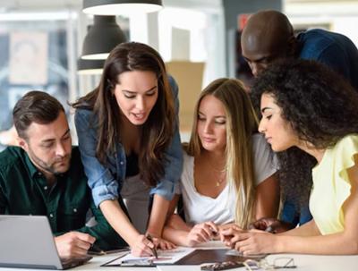 Personas trabajando en una mesa