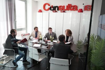 reunion 5 personas en una sala de consulta