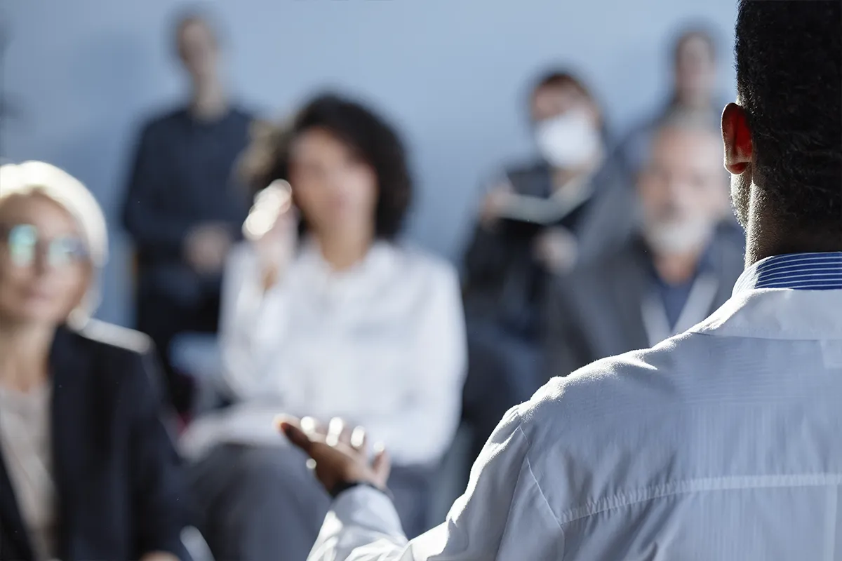Persona hablando en un congreso