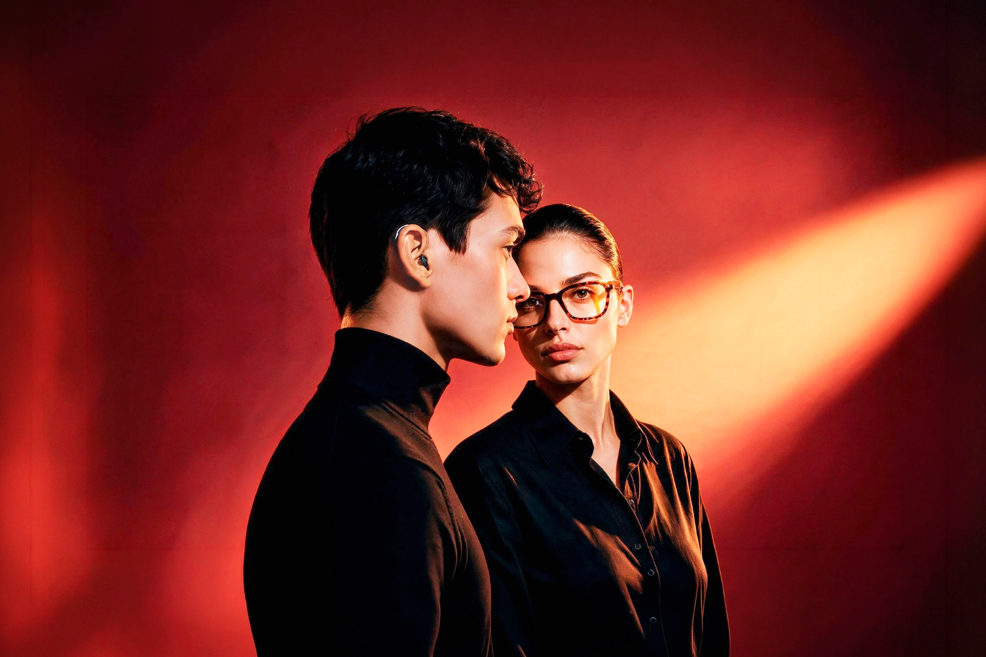 man and woman with glasses and hearing aids at ExpoÓptica