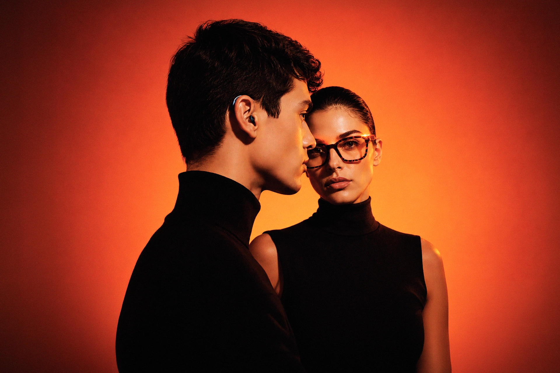 hombre y mujer con gafas y audifonos en ExpoÓptica