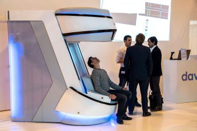 Aparato furturista en la feria ExpoOptica