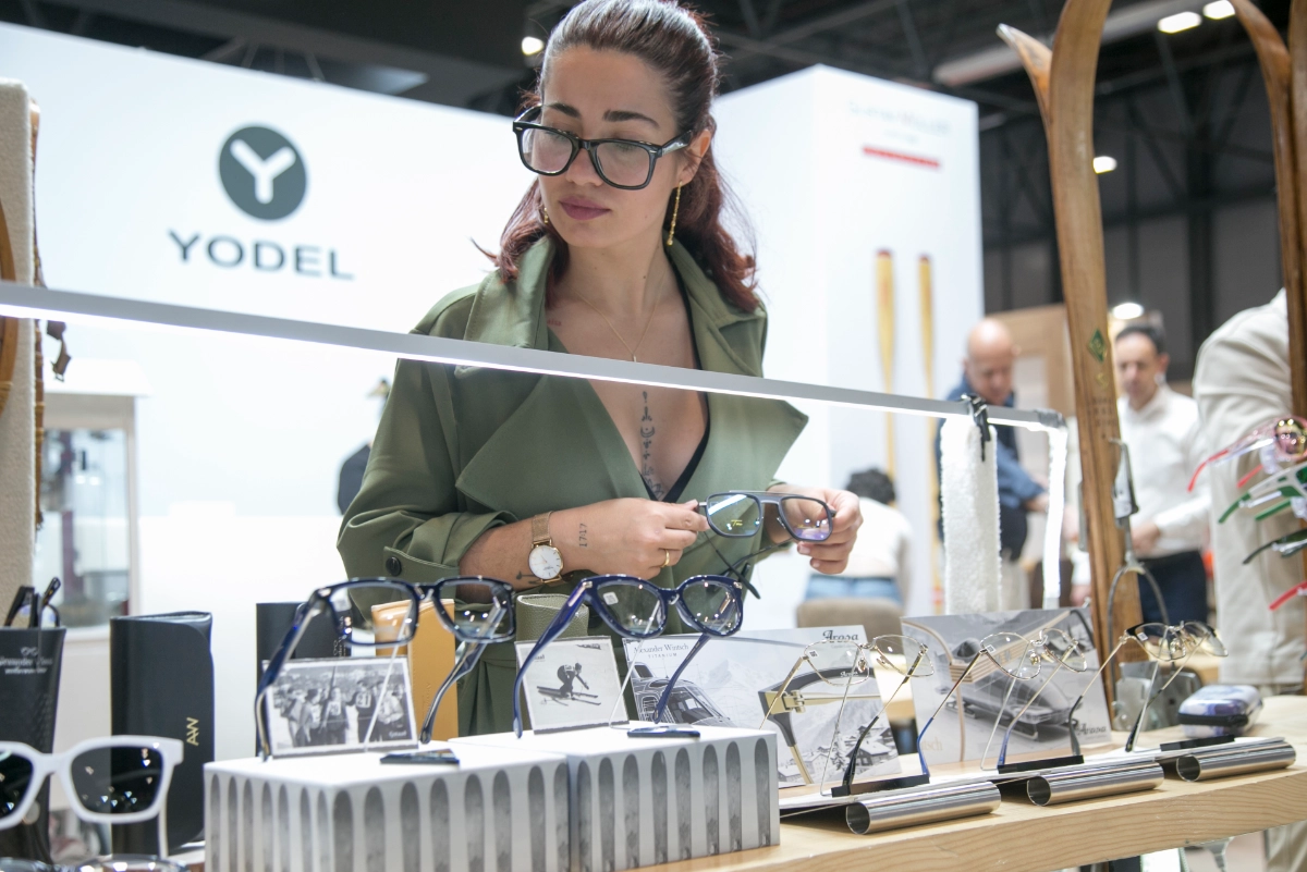 Chica visitando un stand en ExpoÓptica + Áudio