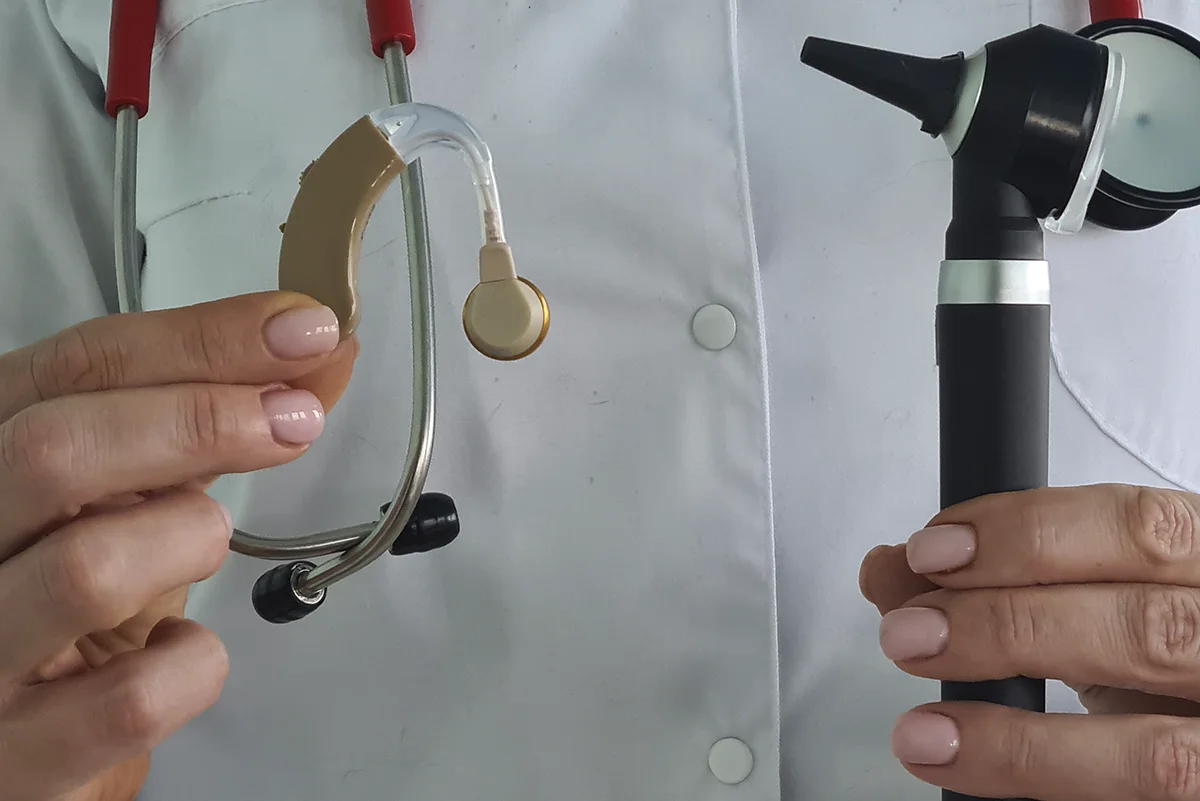 Doctor con aparatos de Óptica y Áudio en ExpoÓptica + Áudio