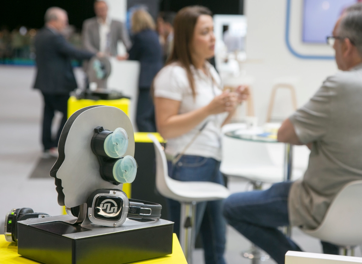 Doctora tratando oido a paciente en ExpoÓptica + Áudio