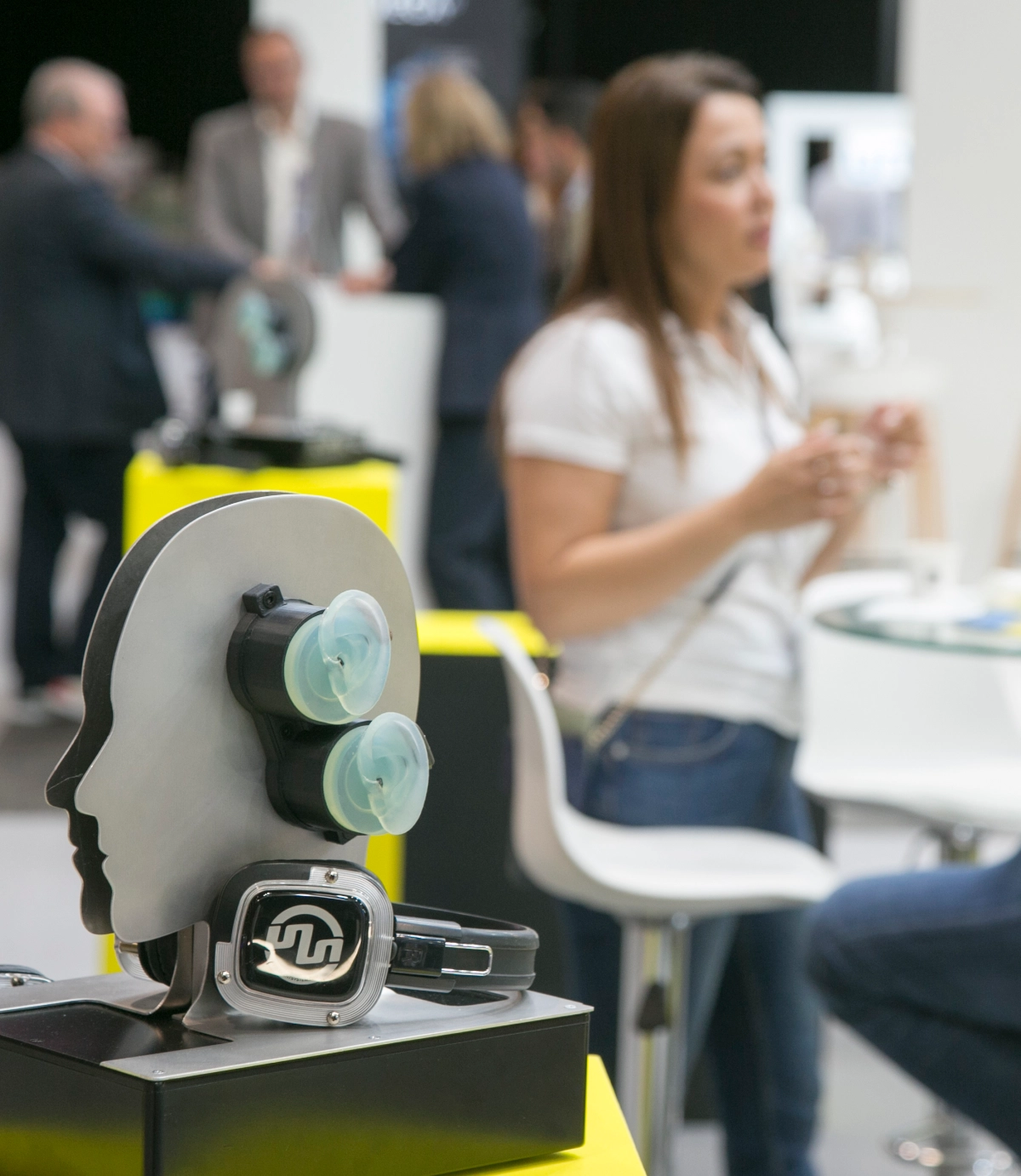 Doctora tratando oido a paciente en ExpoÓptica + Áudio