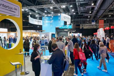 Expooptica pavilion full of visitors.