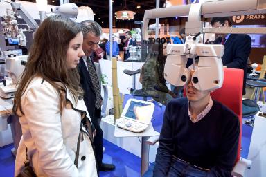 pareja realizándose un test de visión