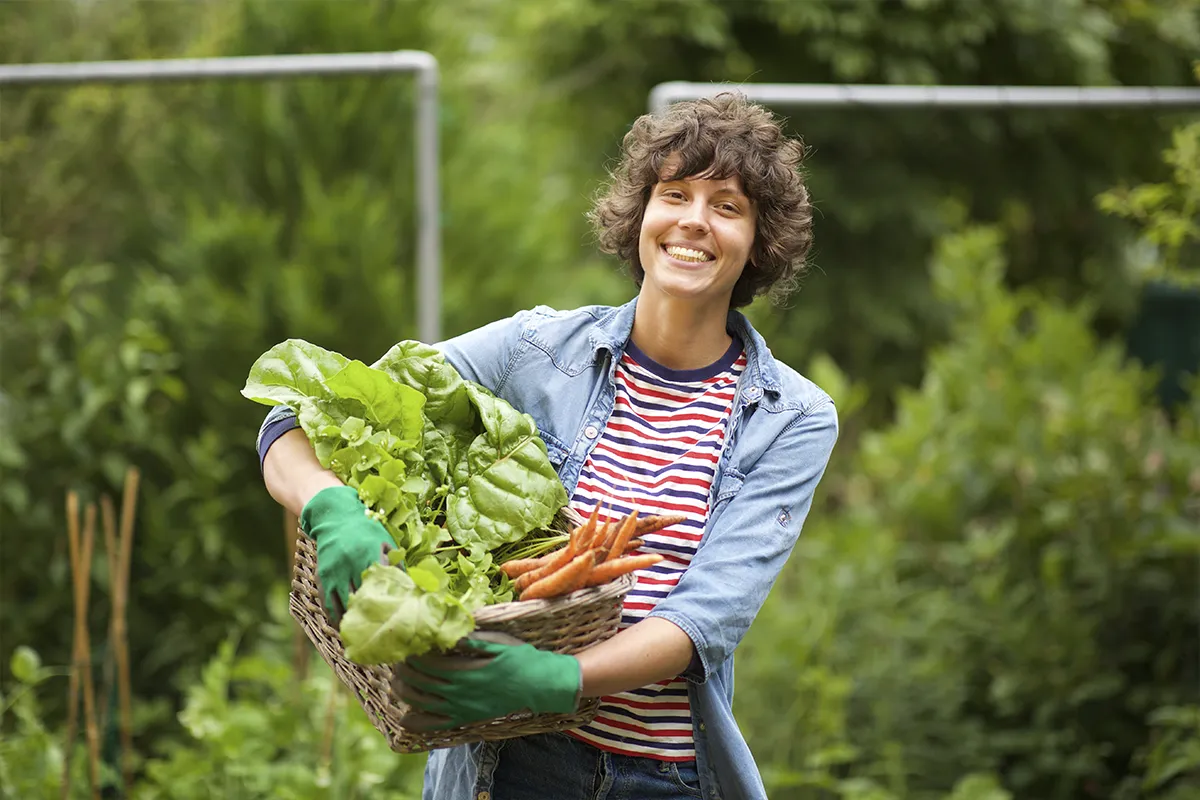 Mujer con verduras en el campo en EXPO SAGRIS