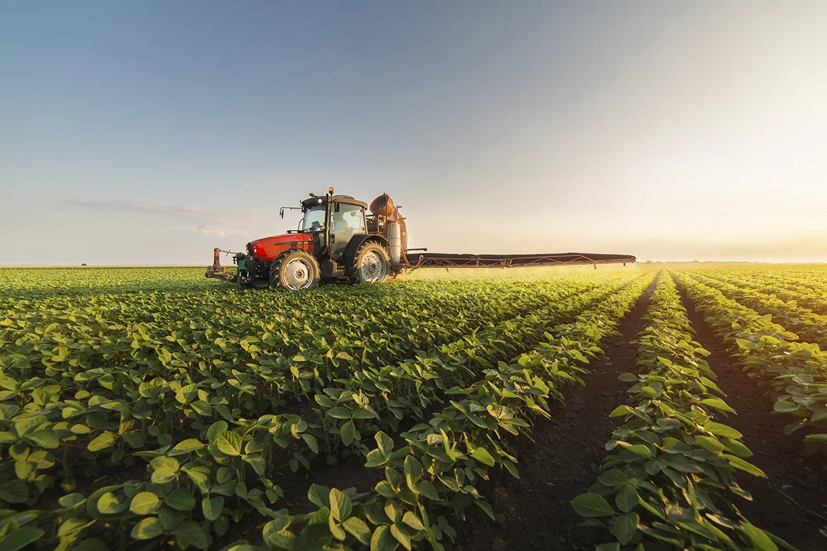 Tractor en el campo al atardecer en EXPO SAGRIS