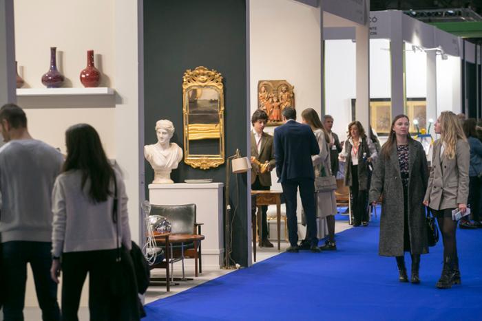 imagen de ambiente durante la feria Feriarte, de visitantes mirando diferentes stands