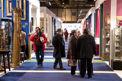 Feriarte corridor with visitors.