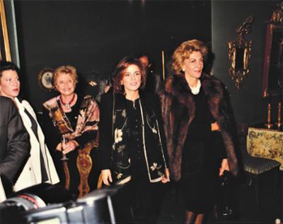 visita Ana Botella y Pitita Ridruejo en Ferirarte en el año 1996