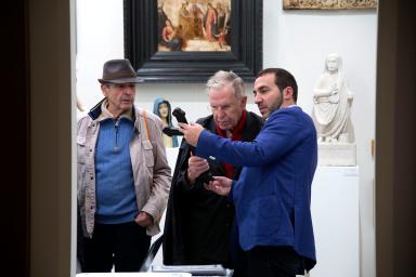 Visitantes mirando una cruz