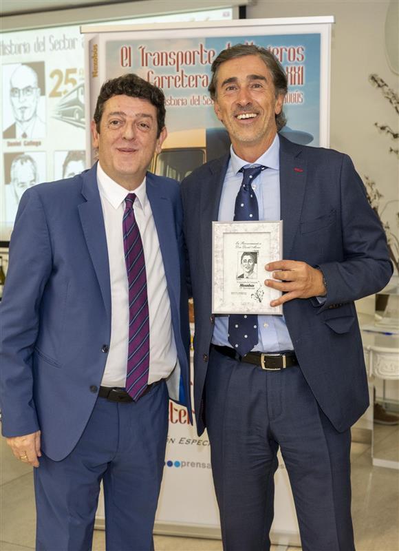 Foto David Moneo recogiendo premio