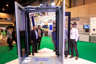 Puerta de un autobus en FIAA