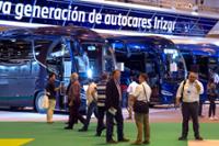 Varios autobuses expuestos y visitantes.