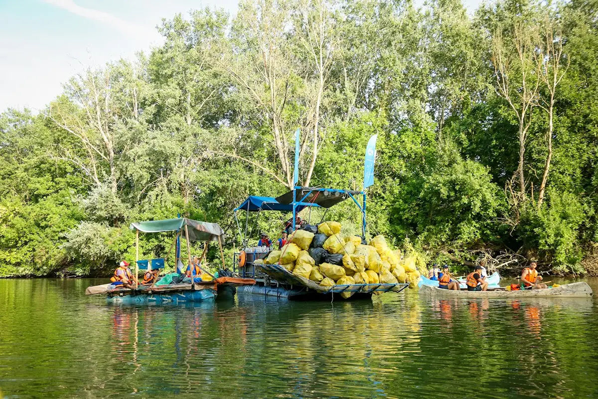 Barcas en rio cargadas de plástico en FITURnext