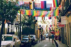 calle con banderas lgtbi