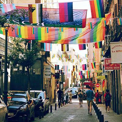 Calle con banderas LGBT