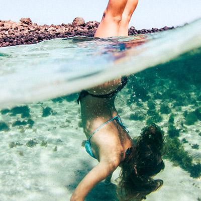 Chica bañándose en el mar