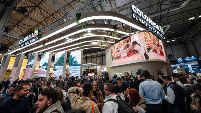 Concentración de público en el stand de Colombia en FITUR 2025