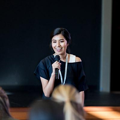 Mujer dando una conferencia