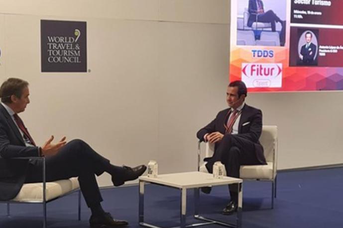 Mujer impartiendo una conferencia en Fitur Talent