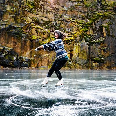 Mujer patinando sobre hielo