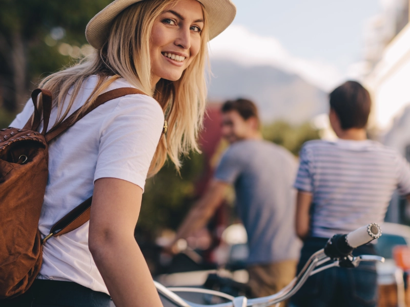 chica con amigo en bicicleta