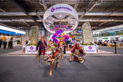 Cuatro personas actuando en el stand de Guatemala en FITUR 2023