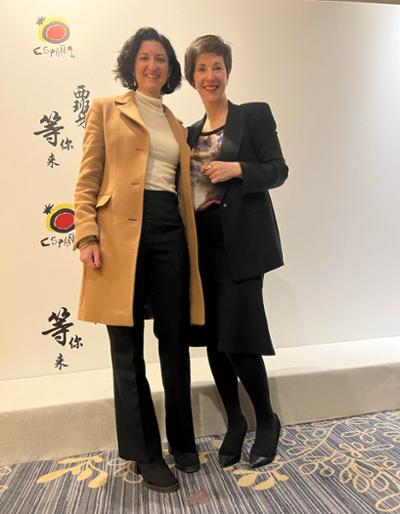 Las directoras de las Oficinas Españolas de Turismo de Turespaña en Cantón, Ana Lafuente (primera por la izqda), y en Beijing, María Llinares (segunda por la izqda) en el seminario que impartieron en FITUR 2023 sobre la reapertura del mercado chino.