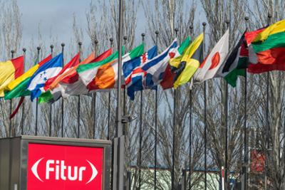 Entrada a FITUR con banderas de paises