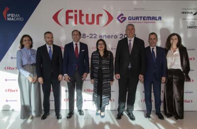 Foto de familia de los participantes en la rued de prensa de FITUR