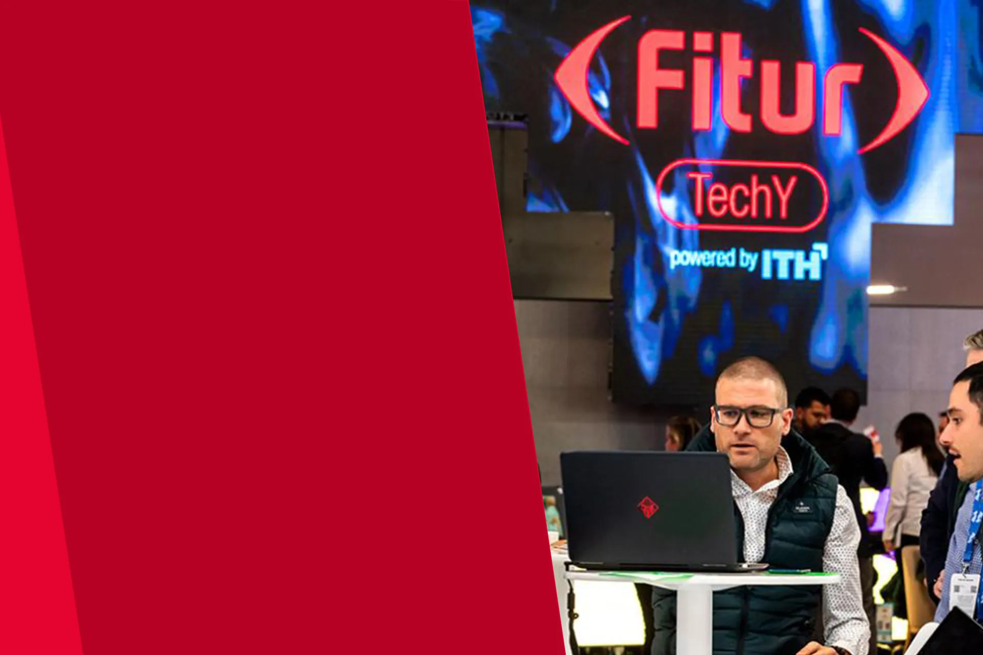 Man at FITUR TechY looking at computers 5