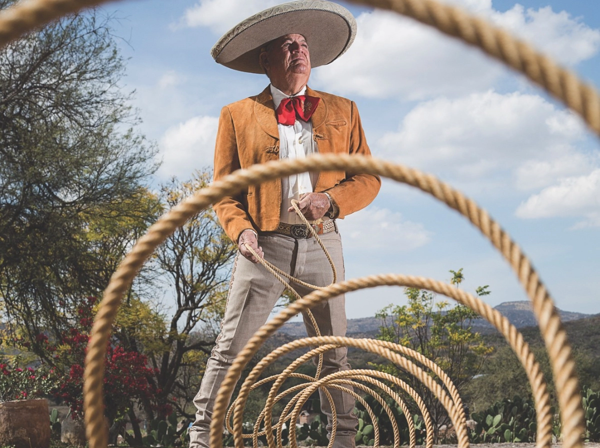 Hombre vestido de Mexicano con una cuerda. Jalisco, Mexico en FITUR