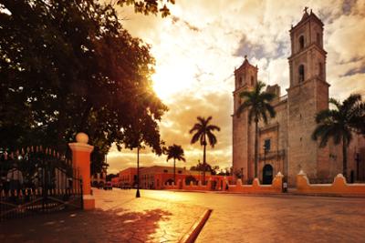 Iglesia en una plaza con al amanecer con palmeras Mexico Fitur 2026
