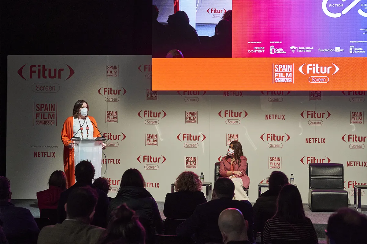 Woman giving a lecture at FITUR Screen