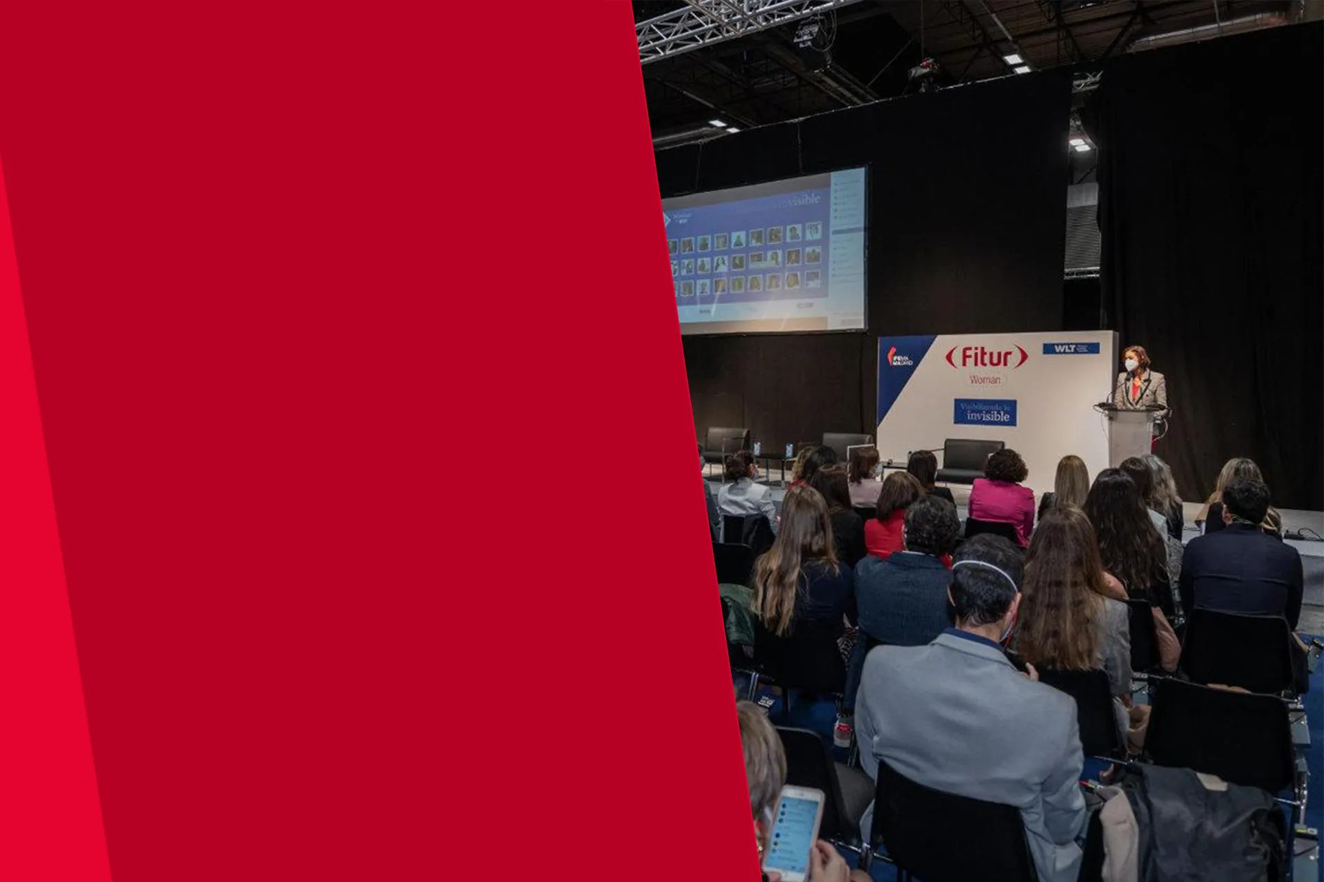 Woman giving a conference at FITUR Woman