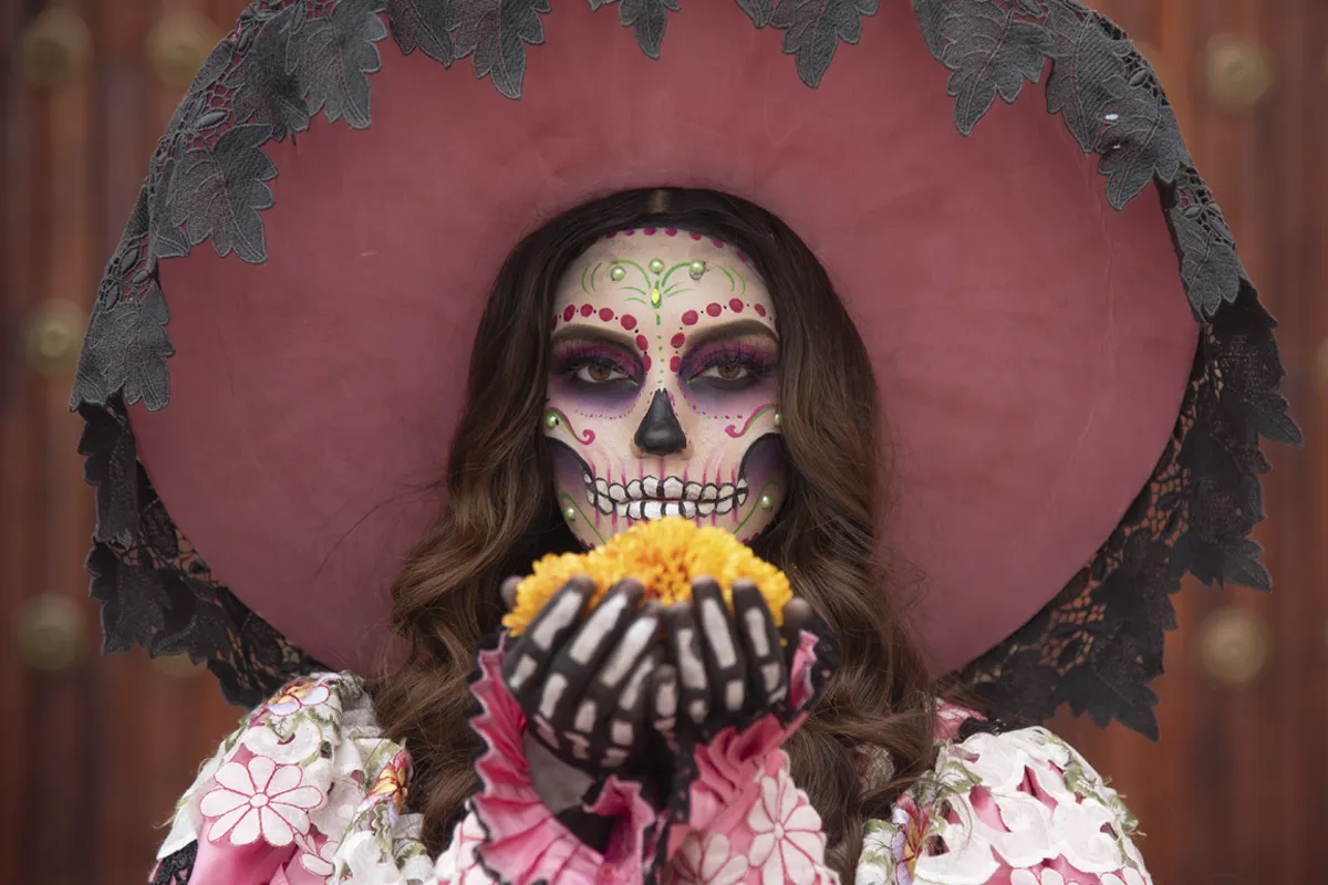 mujer disfrazada en fiesta Aguas Calientes - Mejico en Fitur