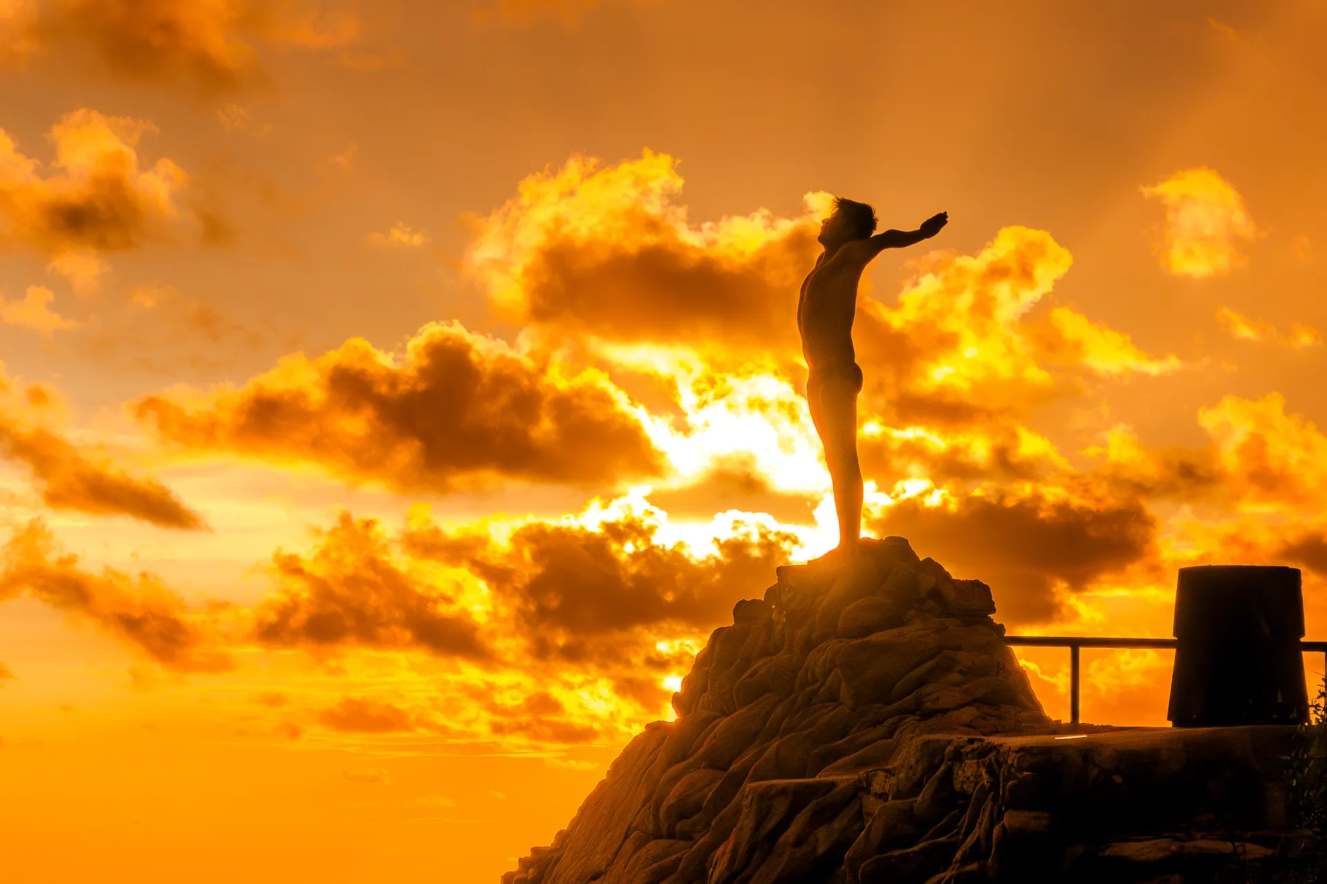 Persona al borde del acantilado para tirarse de cabeza al mar
